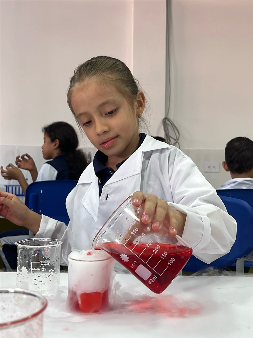Estudiante de Getsemaní en una práctica de química